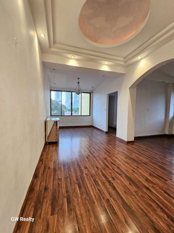 Family room with wood-look floors, arch entry, and cove ceiling PH Torres del Rey Panama City