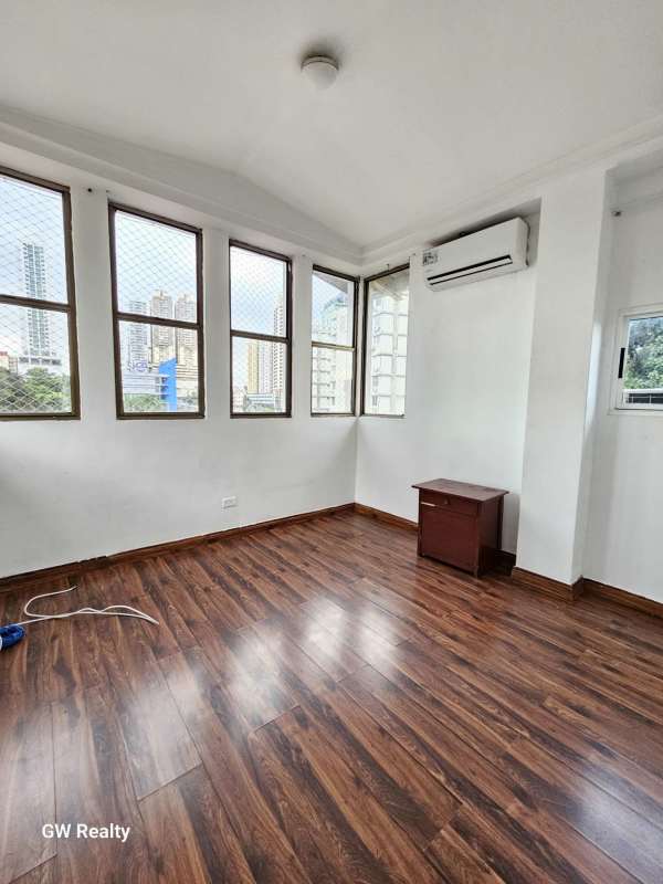 Narrow utility space for laundry with washer PH Torres del Rey 12 de Octubre Panama