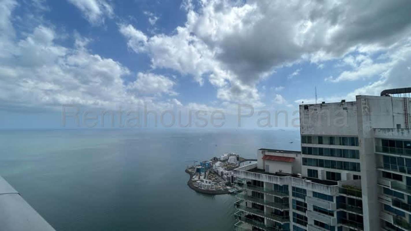 Infinity swimming pools with ocean view deck at JW Marriott Panama Punta Pacífica