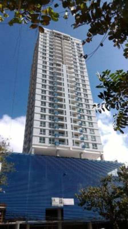 Infinity rooftop pool with city skyline view at PH El Carmen Bella Vista Panama