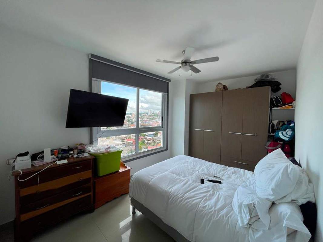 Bright bedroom with large window, city view, ceiling fan PH El Carmen Panama