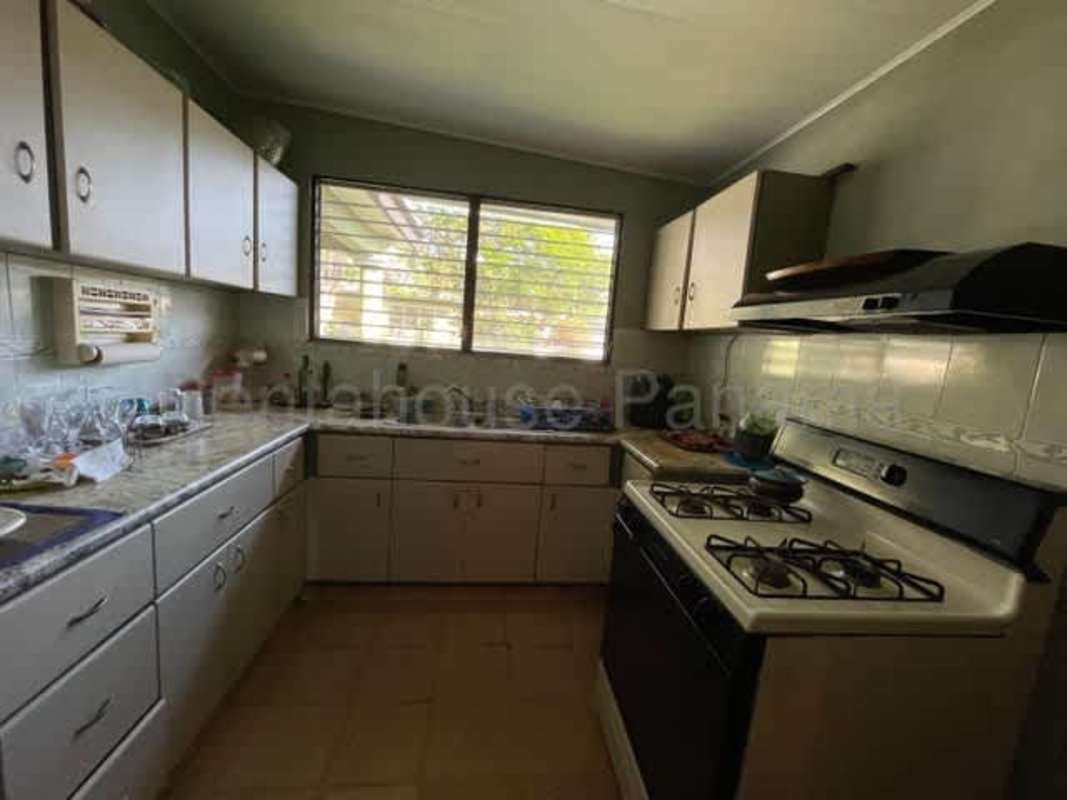 Bright living and dining room with ceramic tile floors in Betania house Panama