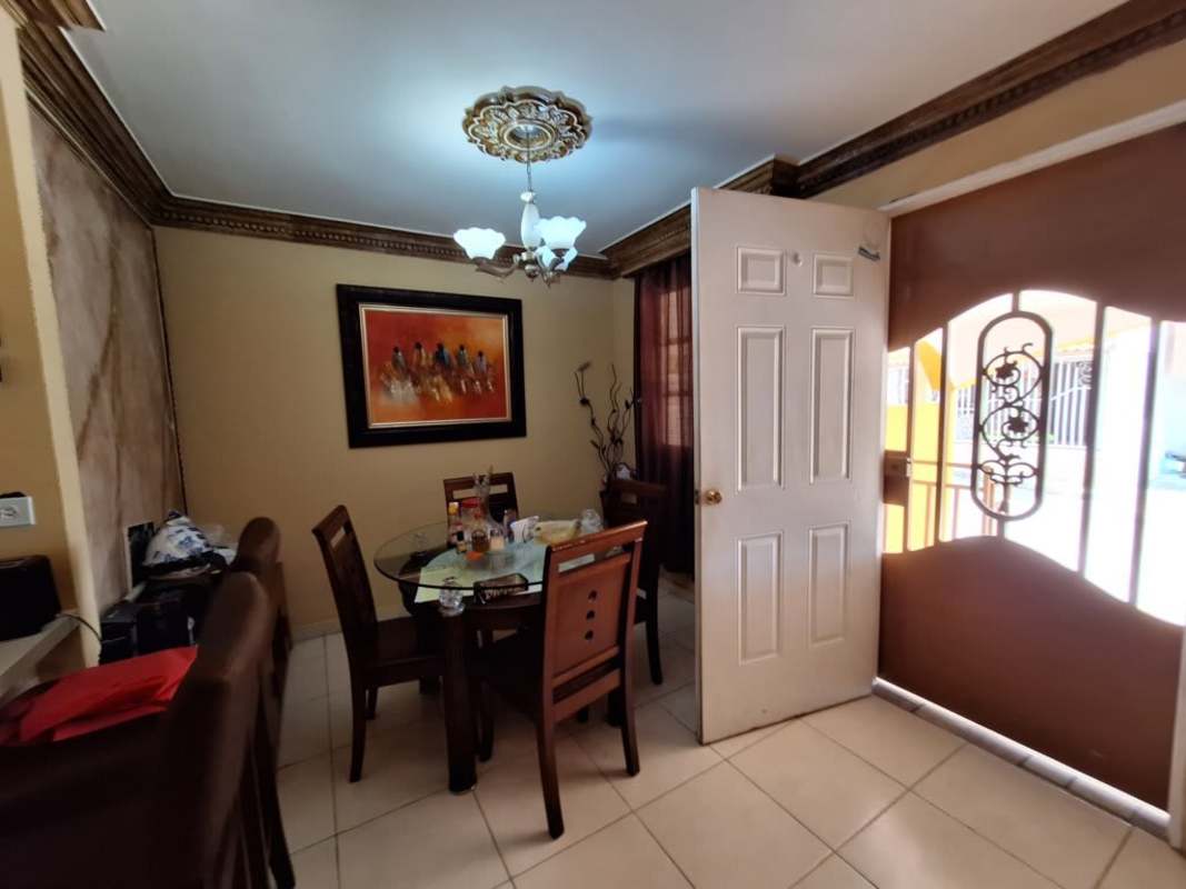 Traditional dining room with glass table, ceiling medallion, ornate molding in PH Villas del Naranjal Pedregal Panama