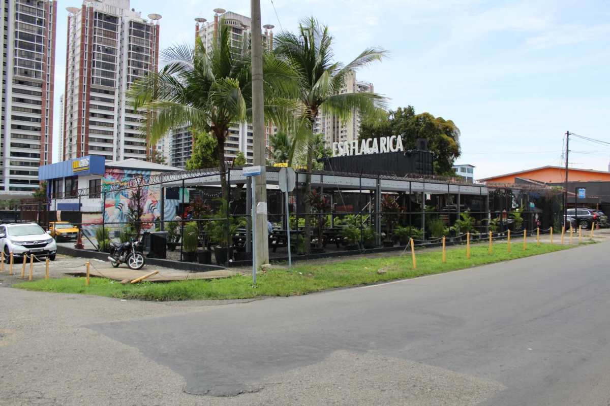 Open-air restaurant seating with palm trees on commercial property in San Francisco Panama