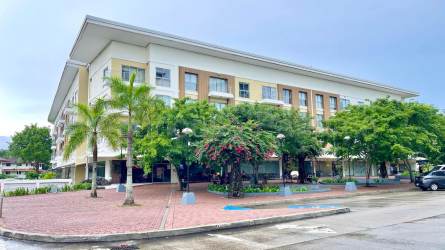 Open kitchen with granite countertops in Woodlands Panama Pacifico apartment
