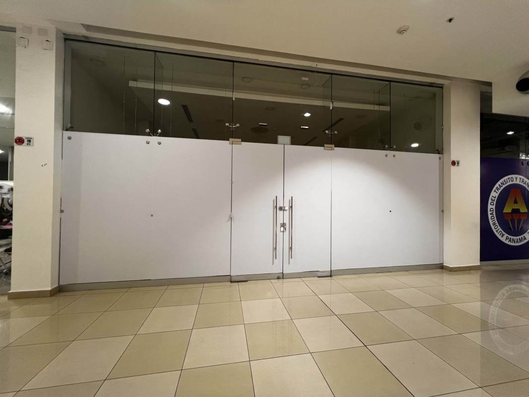 Vacant commercial space with tall ceilings and porcelain tile floors in Los Andes Mall