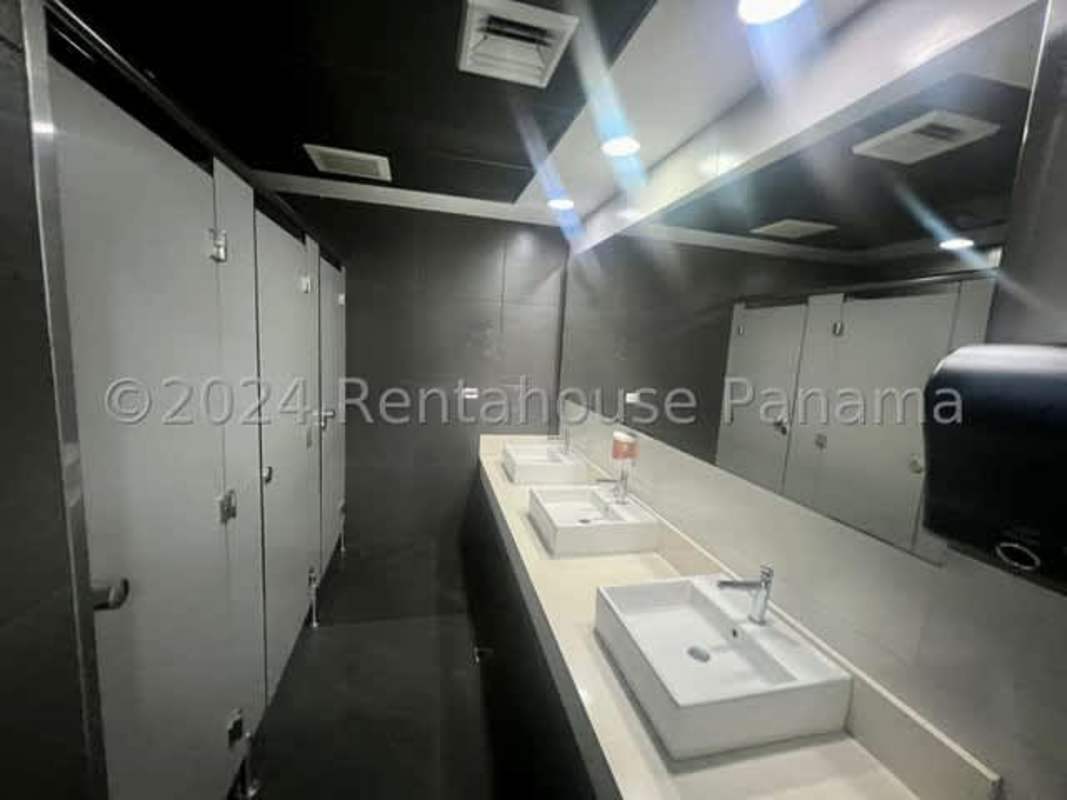 Exterior view of Oceanía Business Plaza in Punta Pacífica, connected skyscrapers