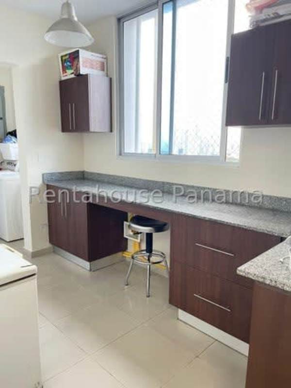 Bedroom with built-in closet and city view in PH Vision Tower Coco del Mar Panama