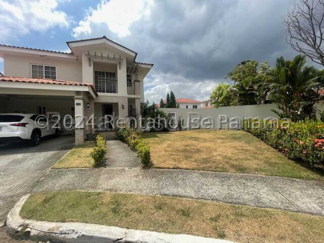 Spacious 4BR House with Pool for Rent in Versalles Costa Sur