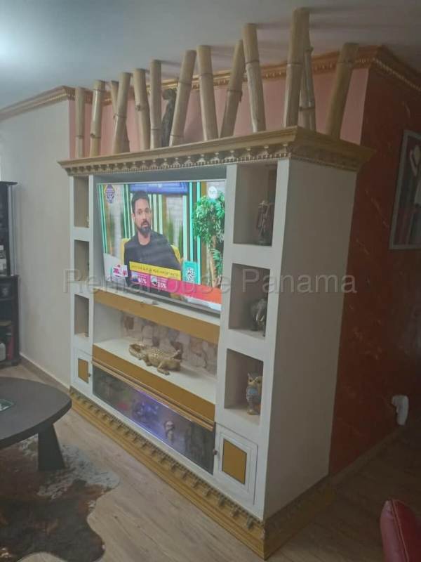 Living room with entertainment wall and mounted TV at Residencial Central Park Panama