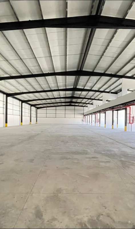Large empty commercial warehouse in Llano Bonito Panama City high 9.25 m ceiling