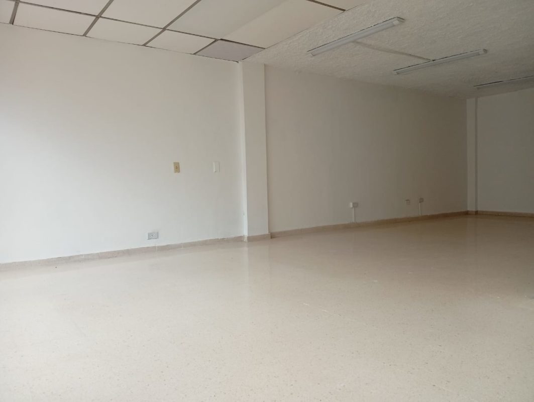 Bright open plan office area with tiled floors and drop ceiling to rent Galerías Coloniales El Dorado Panama