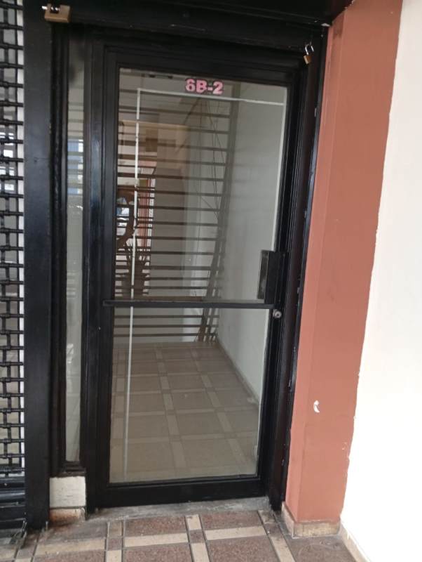 Empty office or retail space with tiled ceiling and beige floors in Galerías Coloniales Panama City