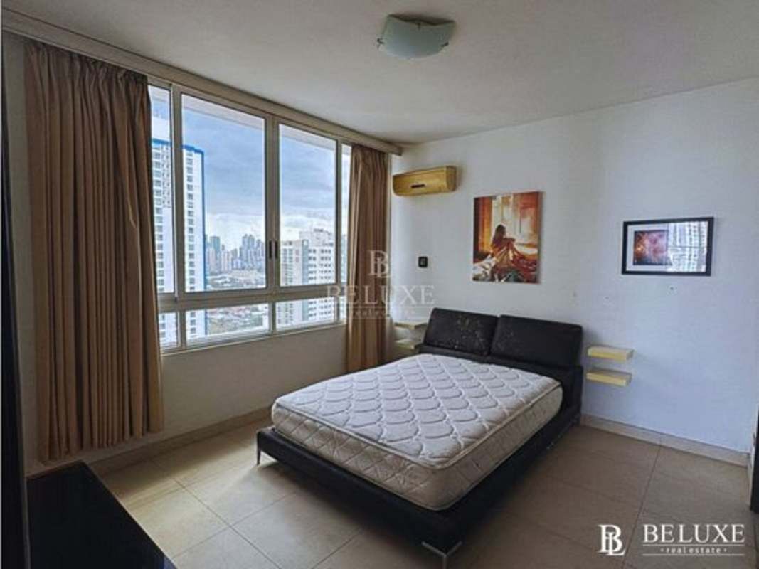 Rooftop swimming pool overlooking city skyline PH Quadrat San Francisco Panama