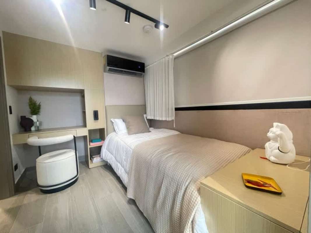 Compact bedroom with desk built-in at PH Serenity Coco del Mar Panama