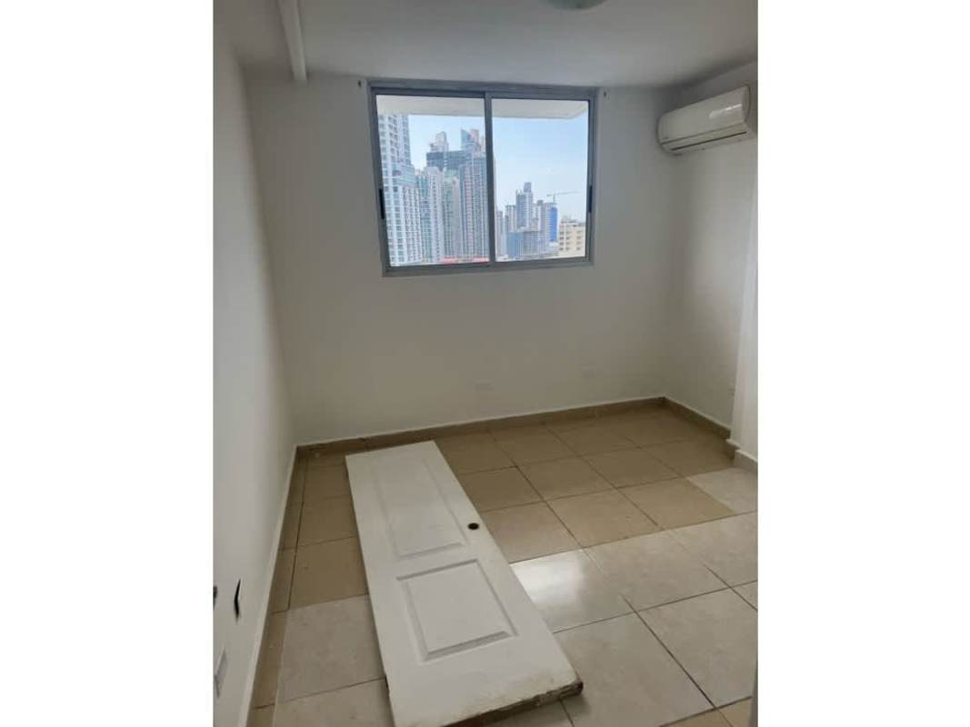 Bedroom with ceramic floors and built-in closet PH La Cresta Bella Vista Panama