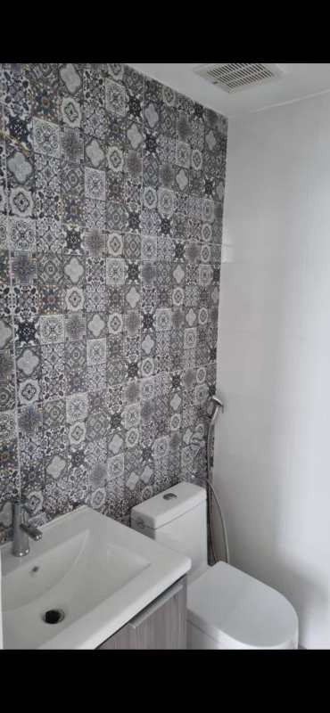 Stylish bathroom with decorative tiles, modern sink and toilet at PH The Sands Avenida Balboa Panama