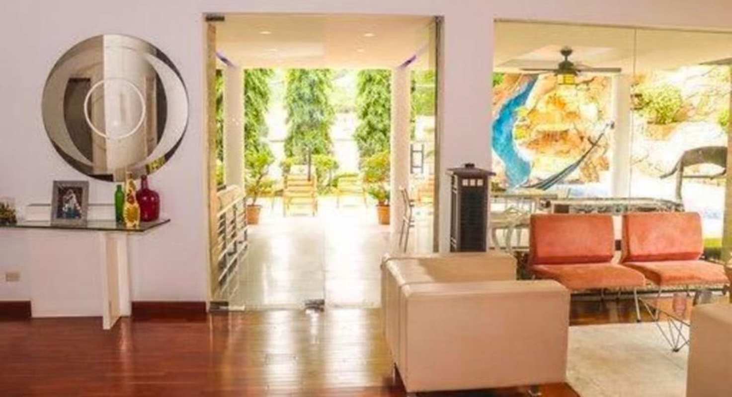 Modern living room with large glass doors to patio and garden Fuente del Fresno Panama