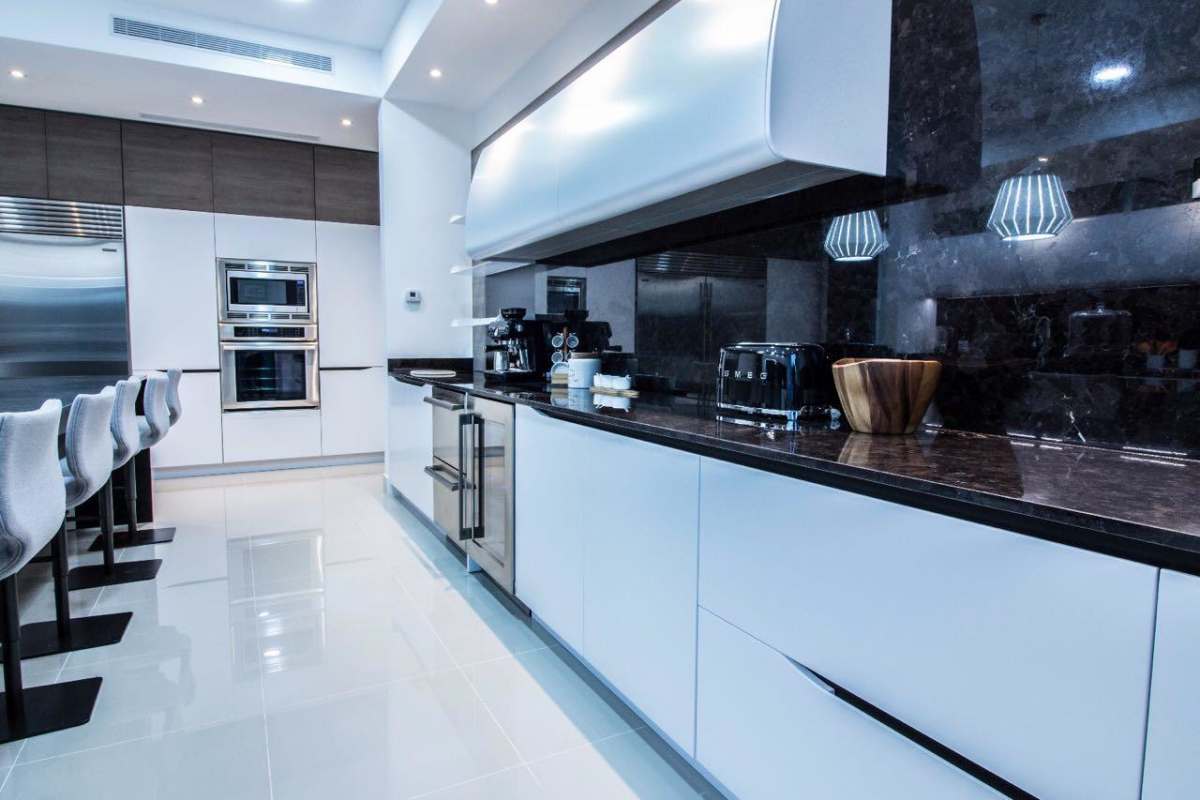 Master bedroom with floor-to-ceiling windows, ocean view, ample natural light in PH Marea II Costa del Este Panama City