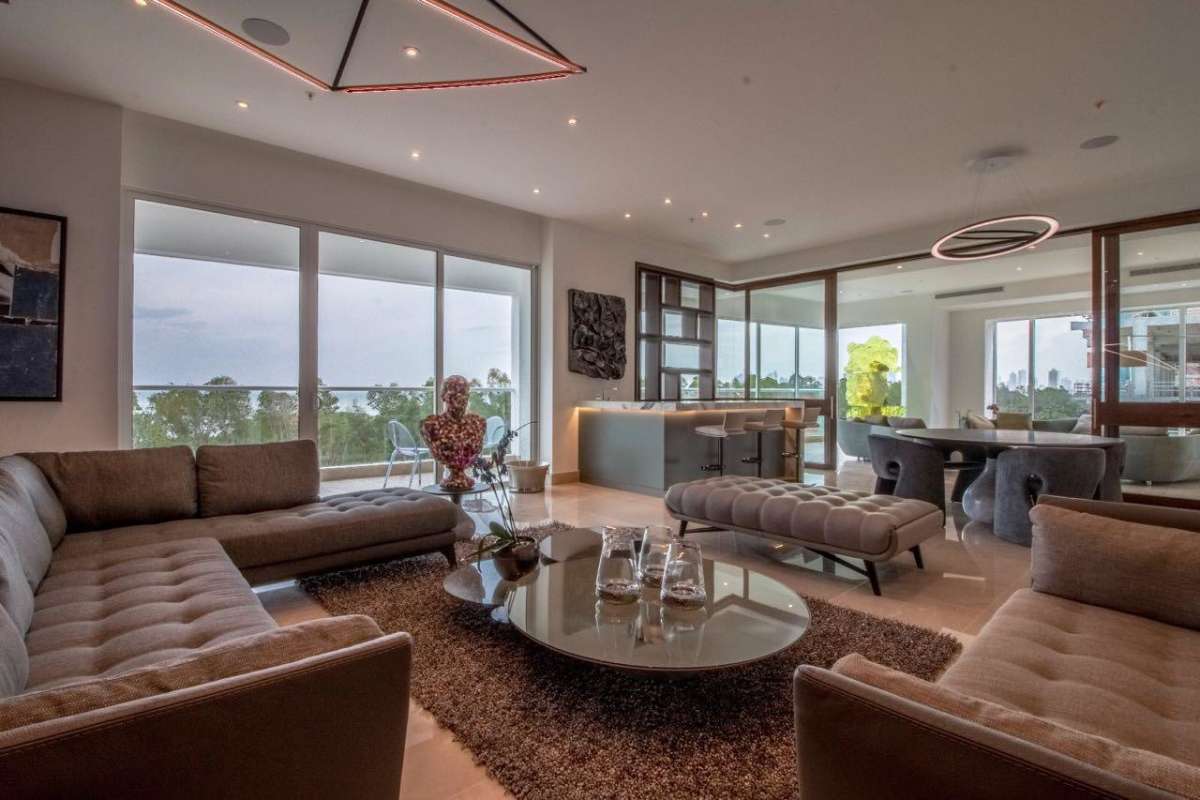 Modern large kitchen with granite counters, double ovens, stainless steel appliances at PH Marea II Panama City