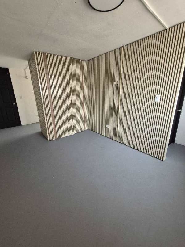 Bathroom with marble tiles, walk-in shower, vanity with granite counter Villa Lorena Río Abajo Panama City