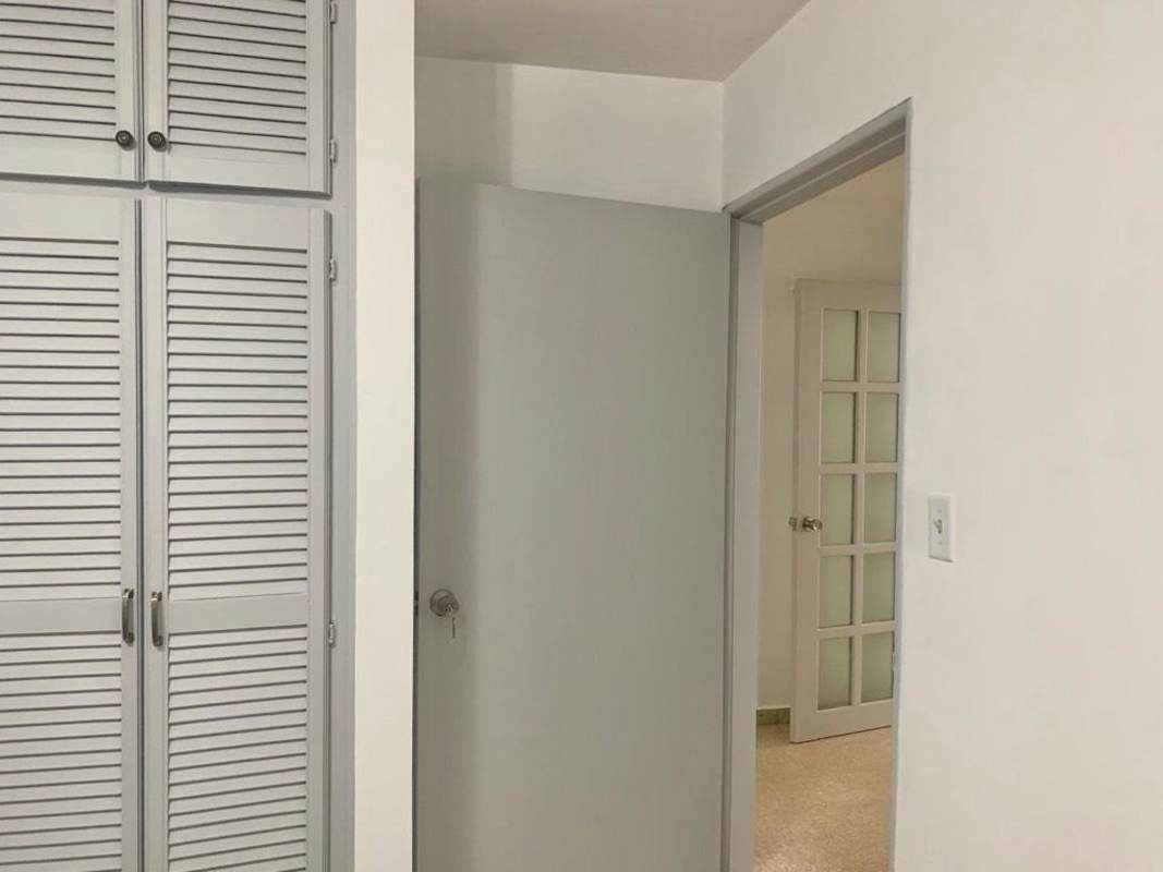 Minimalist bedroom with closet and light-colored decor PH La Concha Panama