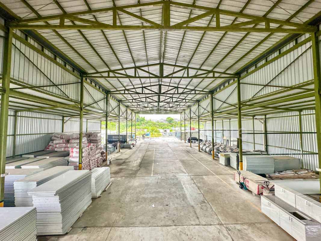 Warehouse space with high steel framing and open central aisle Las Mañanitas Panama