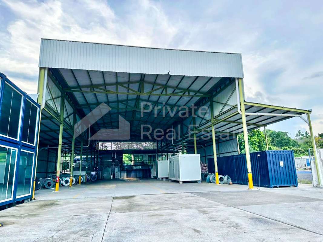 Open floor with metal beams and natural light in industrial warehouse Las Mañanitas Panama