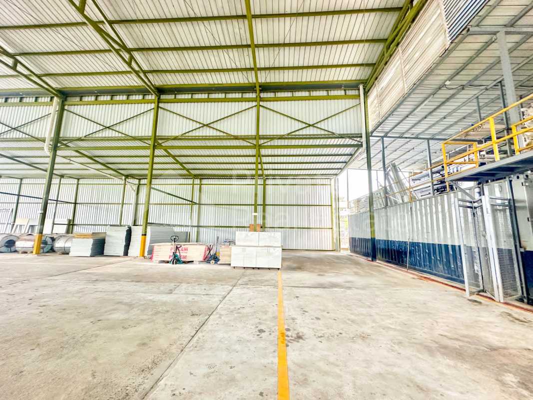 Covered loading and exterior industrial storage containers at Las Mañanitas warehouse Panama