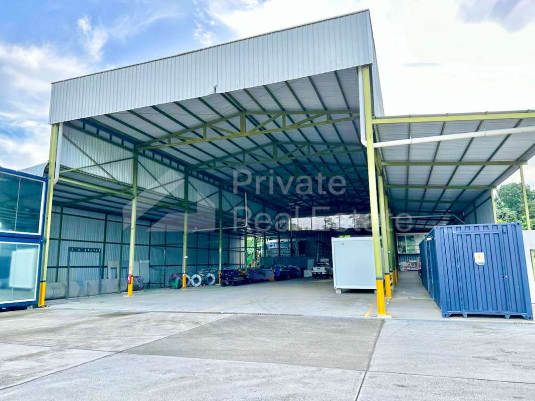 Covered loading bay and industrial storage facility with containers Las Mañanitas Panama