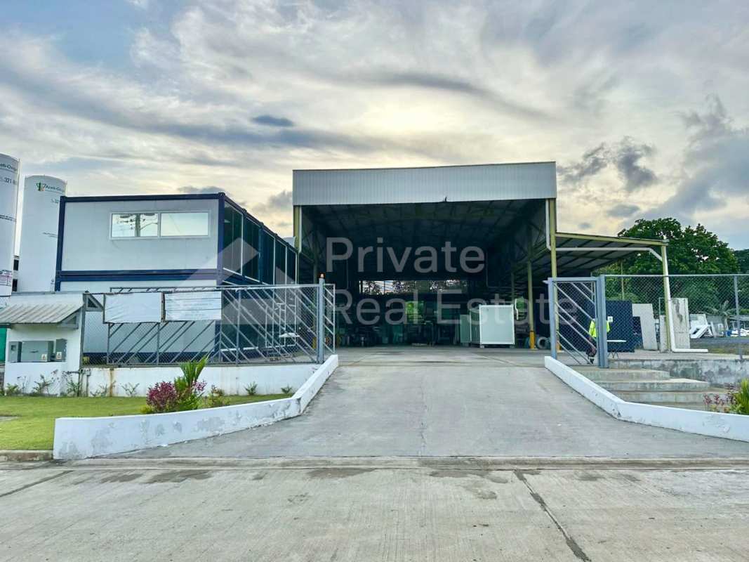 Industrial warehouse exterior with large gate access and attached office building in Las Mañanitas Panama
