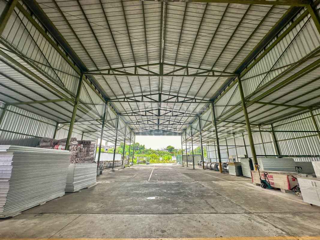 Warehouse interior with high steel roof for commercial storage Las Mañanitas Panama