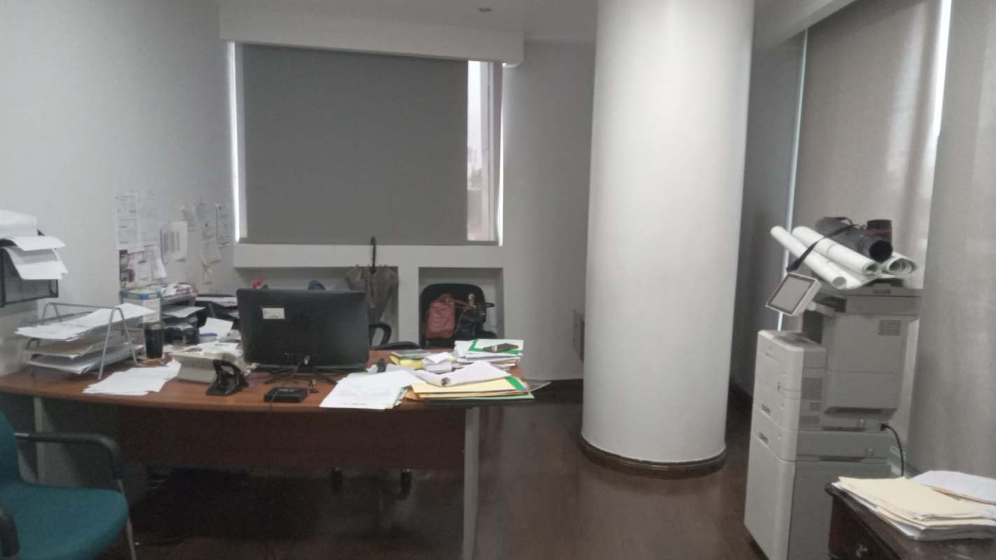 Office with window blinds and curved column Plaza Pacific Calle 50 for rent