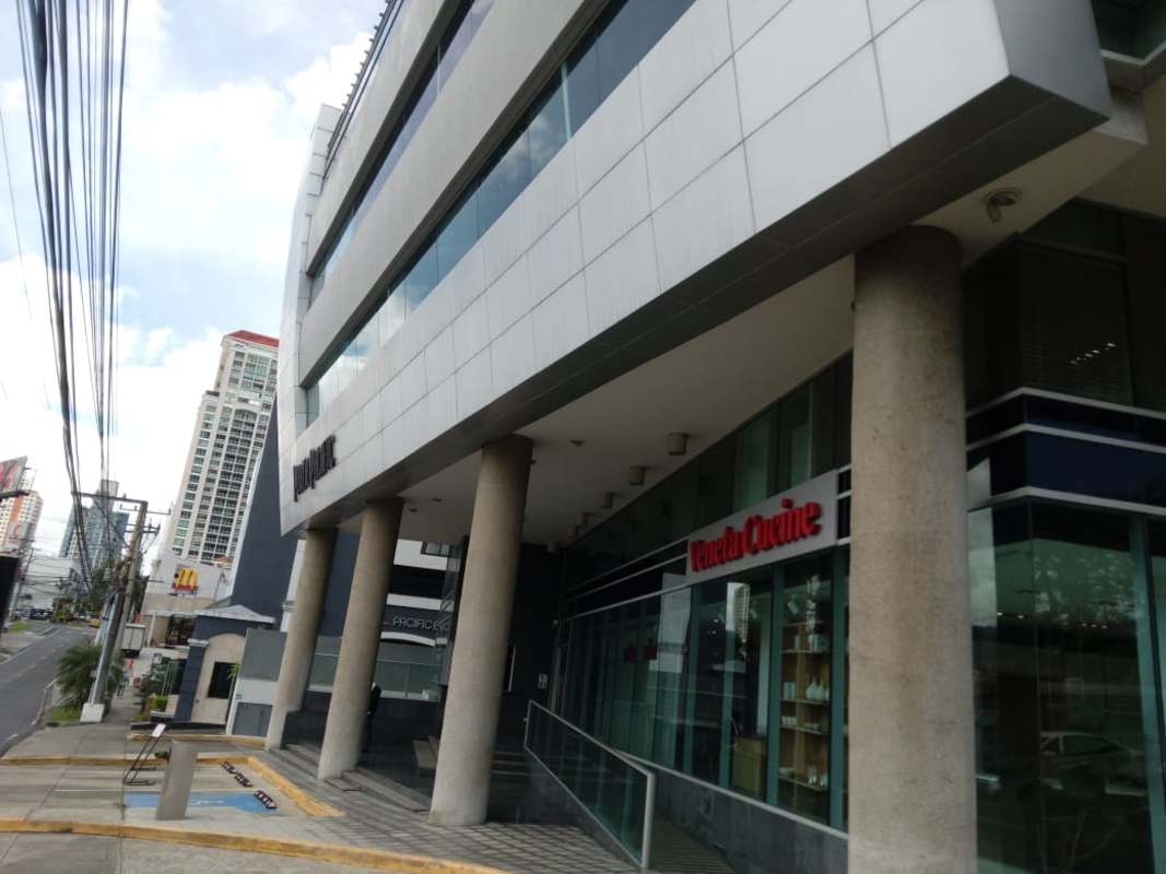 Modern meeting space with city view in PH Plaza Pacific Panama City