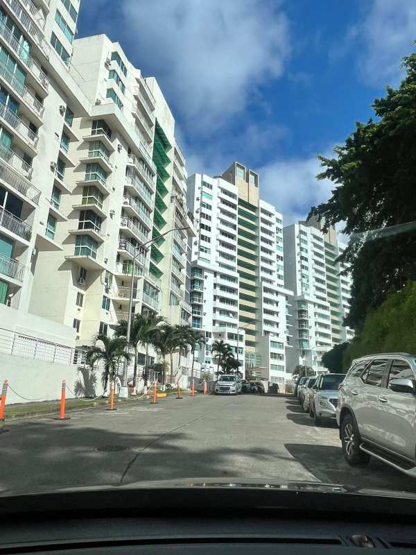 Bedroom with ceramic floors and built-in closet at PH Elmare Edison Park Panama City