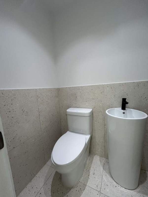 Glass-walled meeting room with table and chairs for rent at Prime Tower Costa del Este