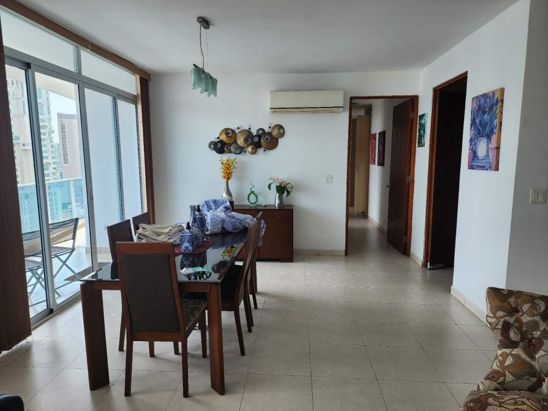 Resort-style infinity pool overlooking the Pacific Ocean at PH Vista Marina Panama City