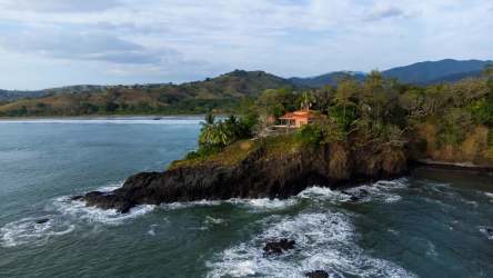 Infinity edge pool with Pacific ocean views at private peninsula villa, Mariatos Veraguas Panama