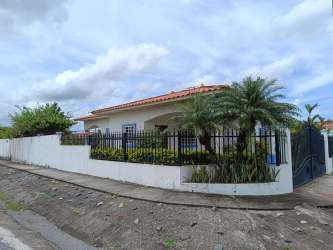 Driveway with iron gate and carport in Barriada Paseo del Rio Penonomé Panama