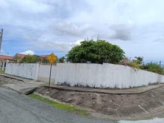 Fenced backyard with lawn and mature trees Llano Marín Panama