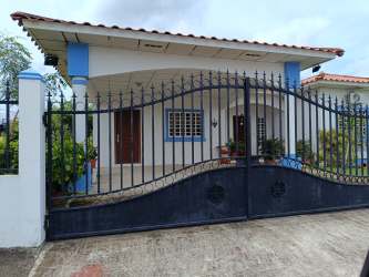 Mediterranean house with iron gate and porch Penonomé