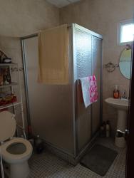 Traditional bathroom with pedestal sink, glass shower Penonomé