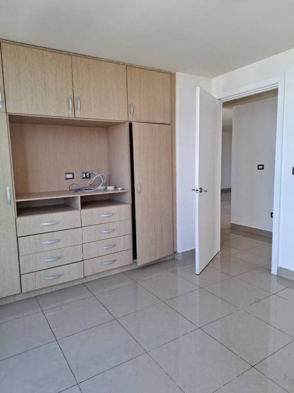 Kitchen with granite countertop, stainless steel stove, range hood, wooden cabinets PH Rokas Panama rental