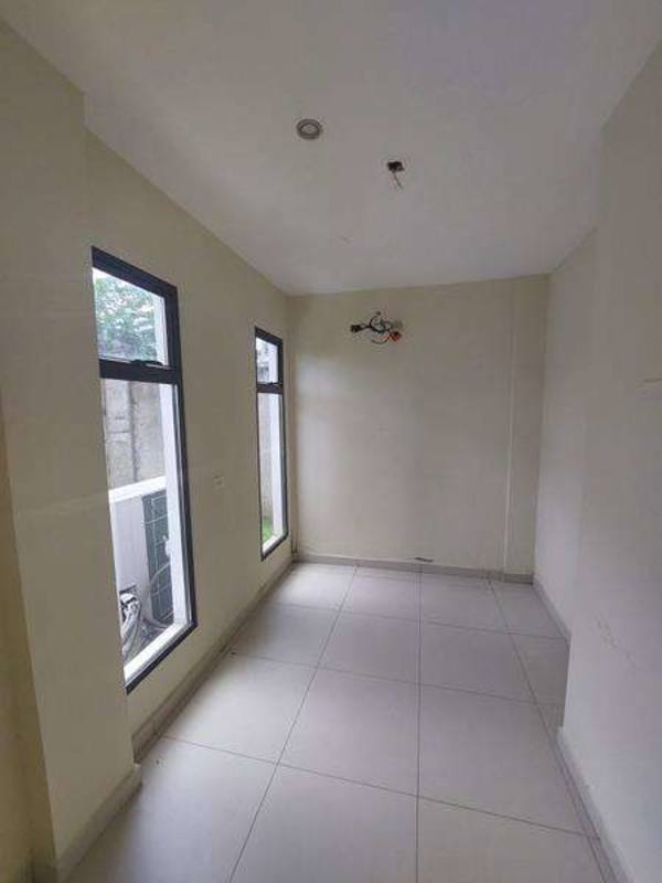 Unfurnished room with tall windows, tiled flooring overlooking garden in Costa Sur house Panama