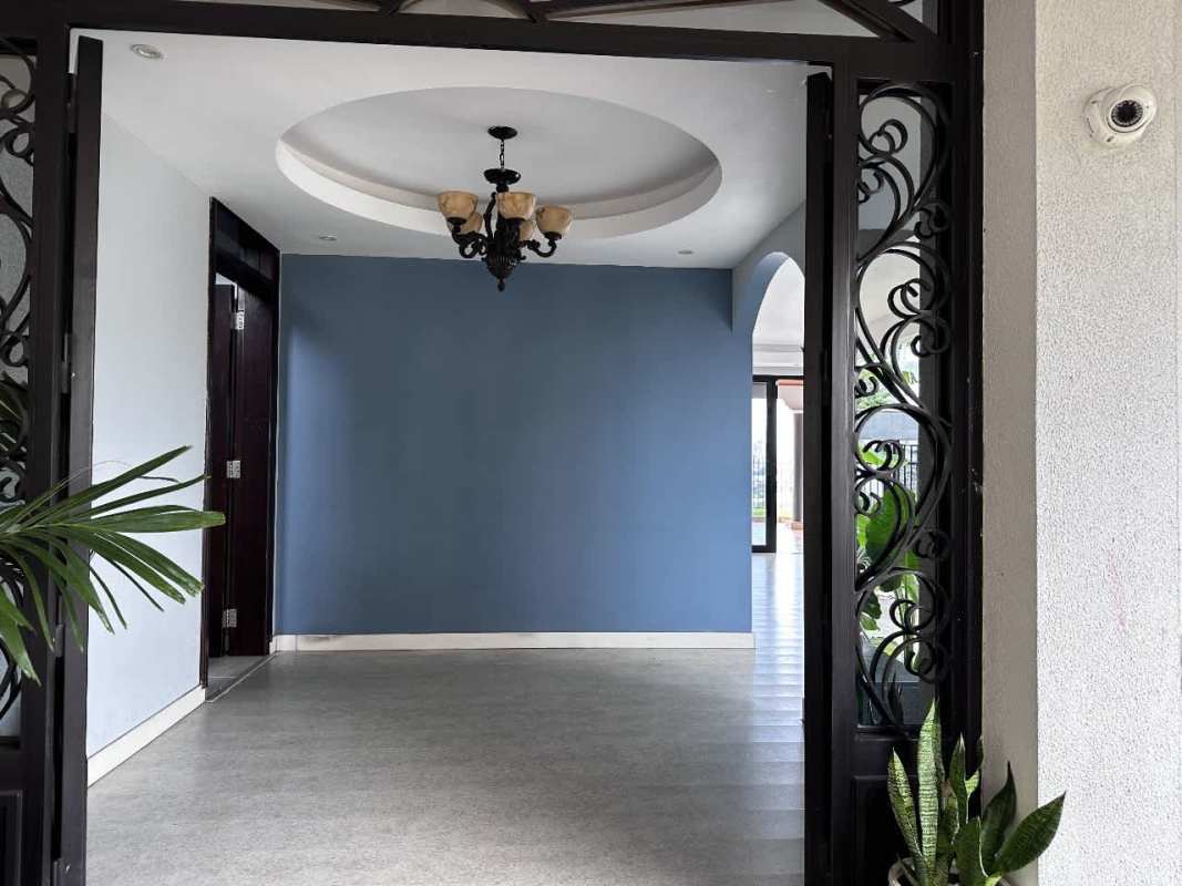 Luxury mansion with pool and terrace lounge in Altos de Betania Panama City