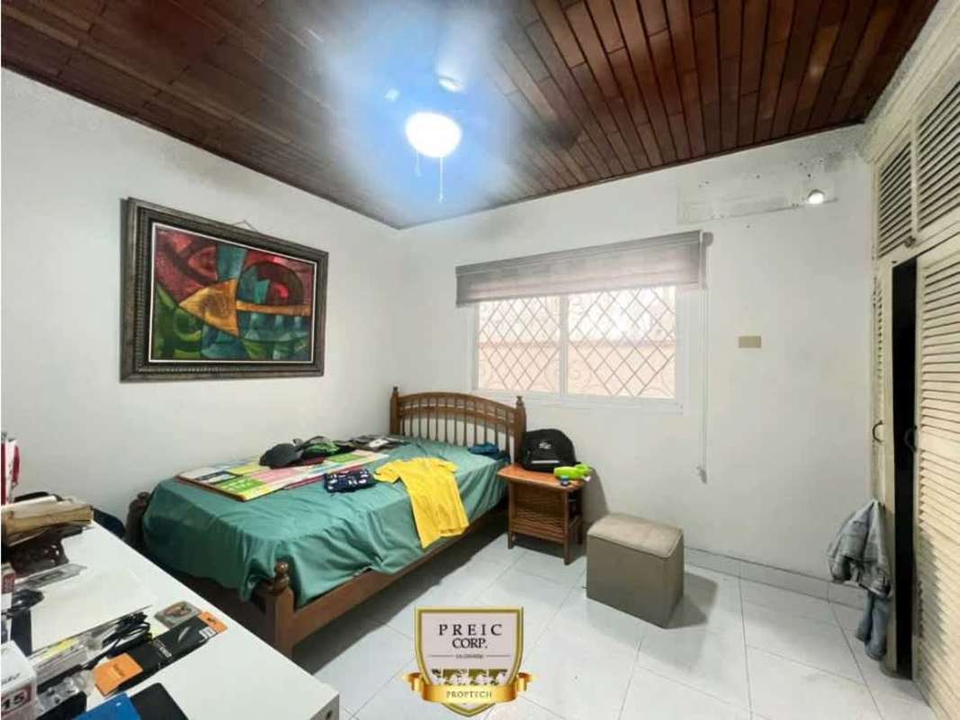 Large bedroom with ceiling fan AC large window closets Panama rental