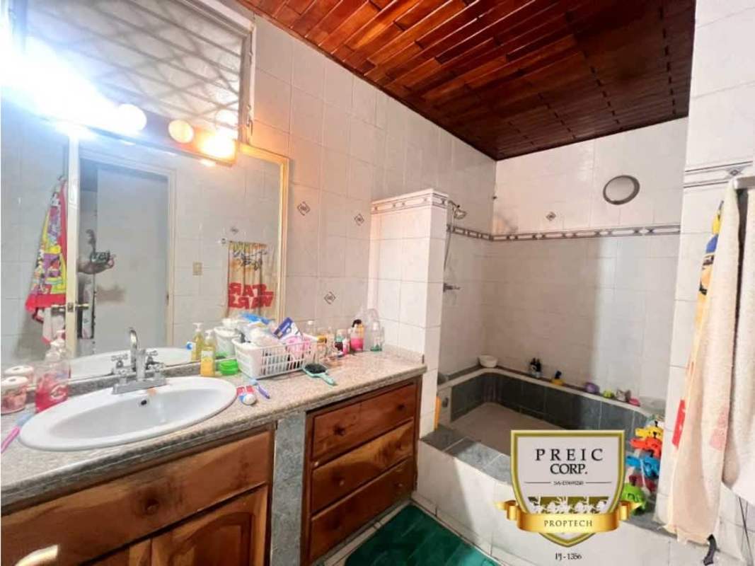 Bathroom with mirror, granite countertop, bathtub and tiled wall in Panama residential house for rent