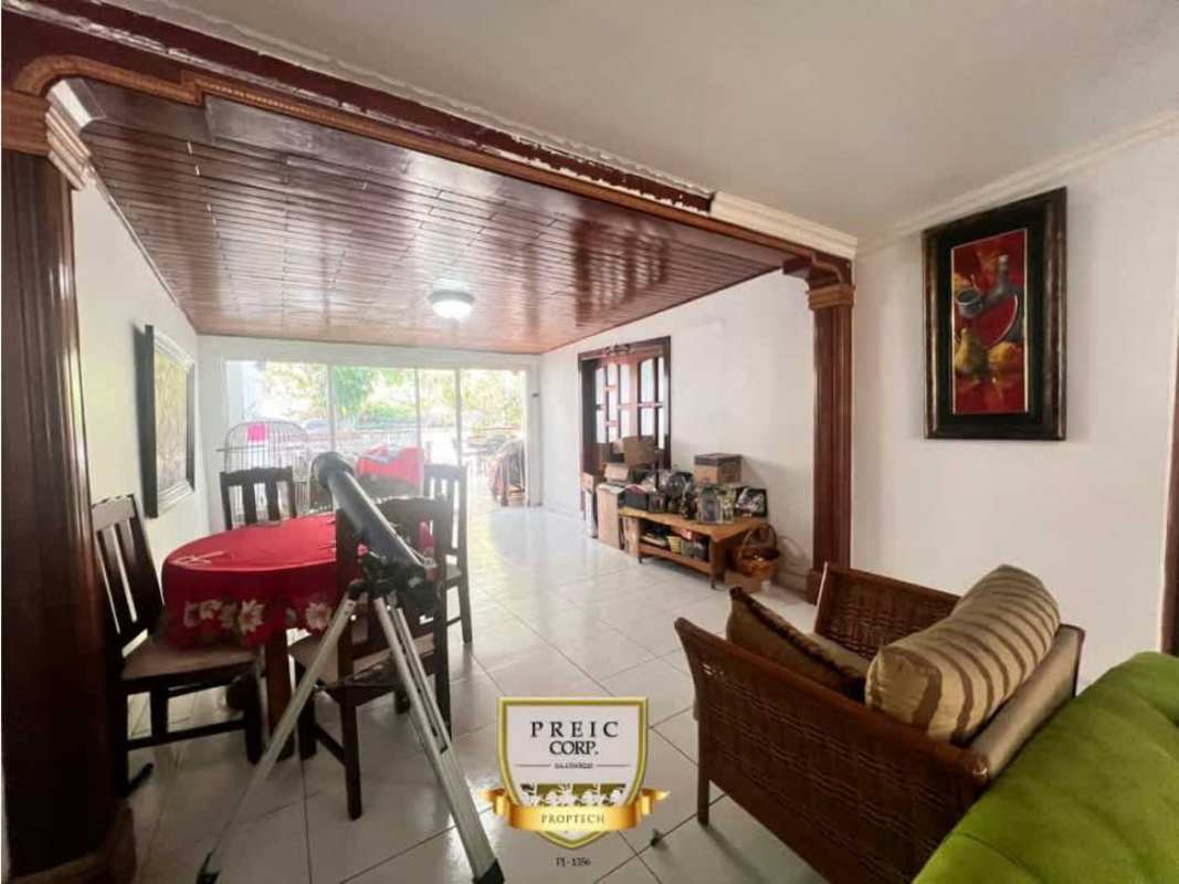 Living and dining room with tiled floor, sliding doors, bright space Panama house rental