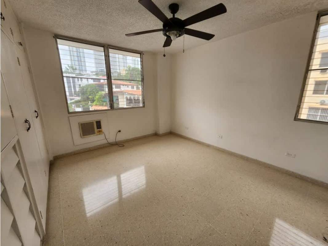 Bedroom featuring large windows, ceiling fan and ample closet space in PH Alameda La Alameda