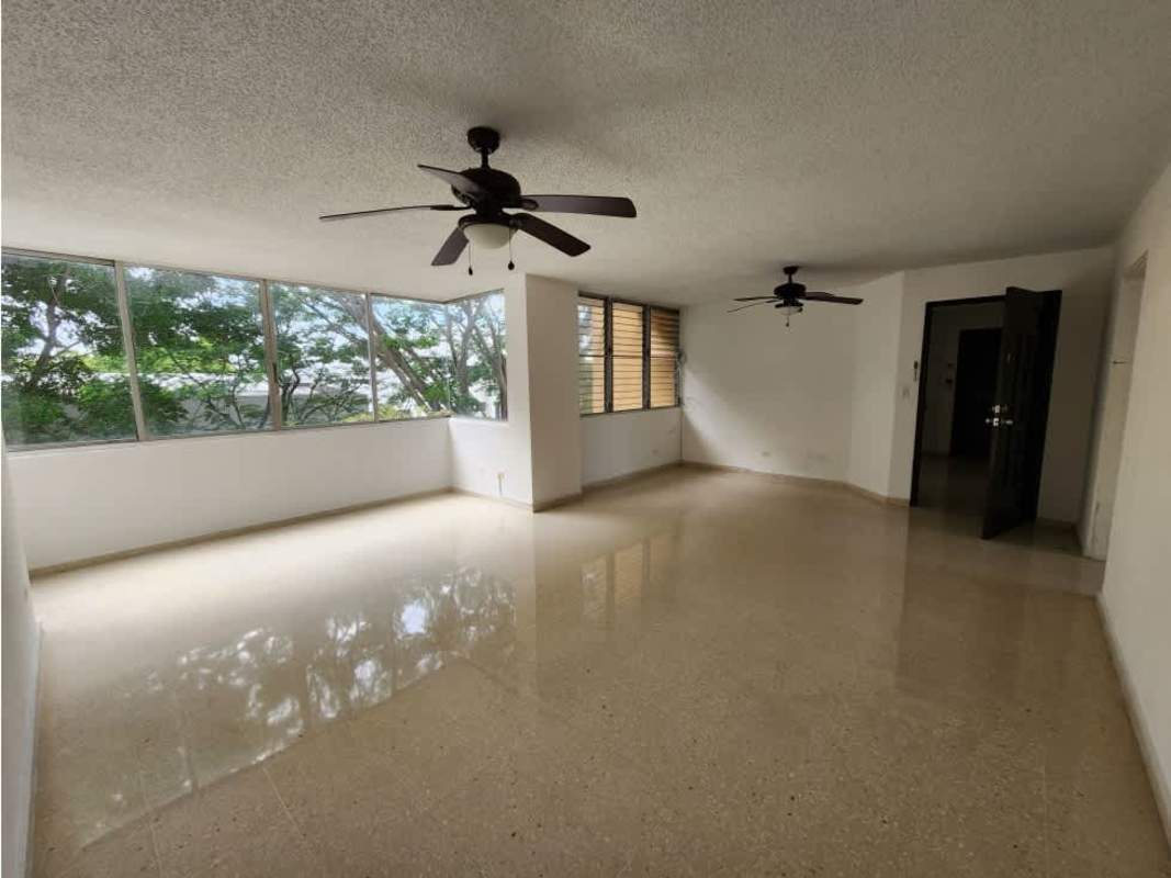 Spacious living room with ceiling fan, large windows letting natural light in PH Alameda Panama